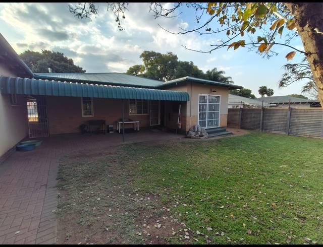 4 BEDROOM FREEHOLD FOR SALE IN OOS EINDE